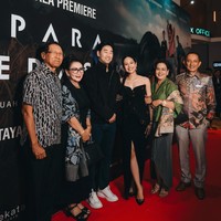 Di malam tersebut, karya aktris sekaligus penyanyi itu mendapatkan dukungan dari keluarga dan teman-teman dekatnya. Foto: Instagram @maudyayunda
