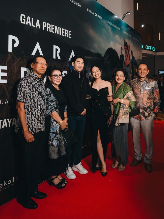 Di malam tersebut, karya aktris sekaligus penyanyi itu mendapatkan dukungan dari keluarga dan teman-teman dekatnya. Foto: Instagram @maudyayunda