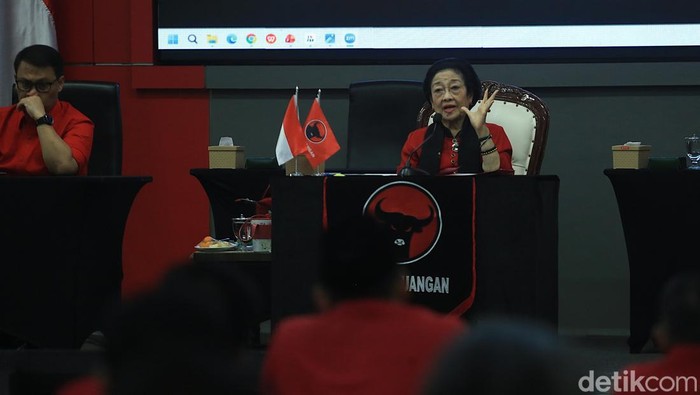 Ketua Umum DPP PDI Perjuangan Megawati Soekarnoputri memberikan keynote speech pada seminar peringatan 71 tahun Konferensi Asia Afrika (KAA) di Sekolah Partai, Lenteng Agung, Jakarta, Sabtu (18/4/2026).