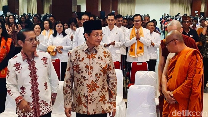 Menteri Agama RI, Nasaruddin Umar, menghadiri puncak perayaan 67 tahun Sangha Agung Indonesia yang digelar di Auditorium Prasadha Jinarakkhita, Jakarta.
