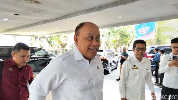 Mendidasmen Abdul Mut'i dan Kepala BGN Dadan Hindayana tiba di Akmil Magelang, Sabtu (18/4/2026). Mendidasmen Abdul Mut'i dan Kepala BGN Dadan Hindayana tiba di Akmil Magelang, Sabtu (18/4/2026).