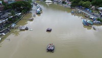 Foto udara pengunjung menaiki kafe terapung di Sungai Batang Arau, Padang, Sumatera Barat, Sabtu (18/4/2026). ANTARA FOTO/Fitra Yogi