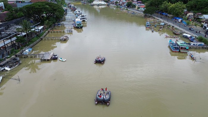 Foto udara pengunjung menaiki kafe terapung di Sungai Batang Arau, Padang, Sumatera Barat, Sabtu (18/4/2026). Sebuah kafe di Muara Padang menawarkan sensasi baru menikmati kuliner sambil menyusuri sungai legendaris di kawasan kota tua dengan menggunakan perahu yang dimodifikasi menjadi kursi dan meja makan dan bisa diisi hingga 10 orang. ANTARA FOTO/Fitra Yogi/bar