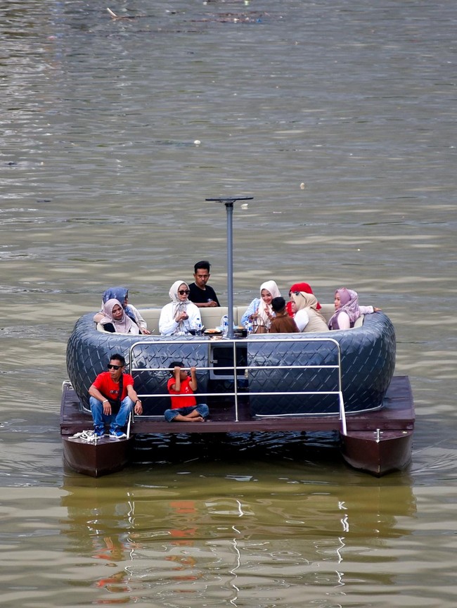 Kafe Perahu Jadi Daya Tarik Baru Muara Padang