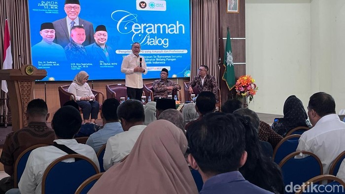 Menteri Koordinator Bidang Pangan Zulkifli Hasan saat memberikan arahan di hadapan kepala SPPG beserta mitra yayasan se-Banyumas di Gedung PDM Banyumas, Sabtu (18/4/2026).
