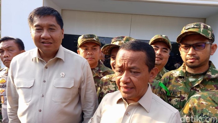 Menteri Energi dan Sumber Daya Mineral (ESDM) Bahlil Lahadalia usai memberikan materi dalam retret Ketua DPRD seluruh Indonesia di Akmil Magelang, Sabtu (18/4/2026).