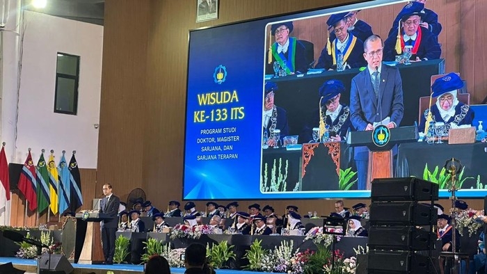 Menteri Transmigrasi Republik Indonesia, M. Iftitah Sulaiman Suryanagara menghadiri wisuda ke-133 Institut Teknologi Sepuluh Nopember (ITS)