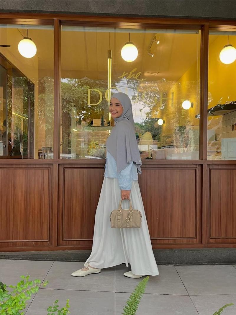 Tetap Modest Tapi Fashionable, Ini Gaya Hijab Syari ala Nabila Ishma