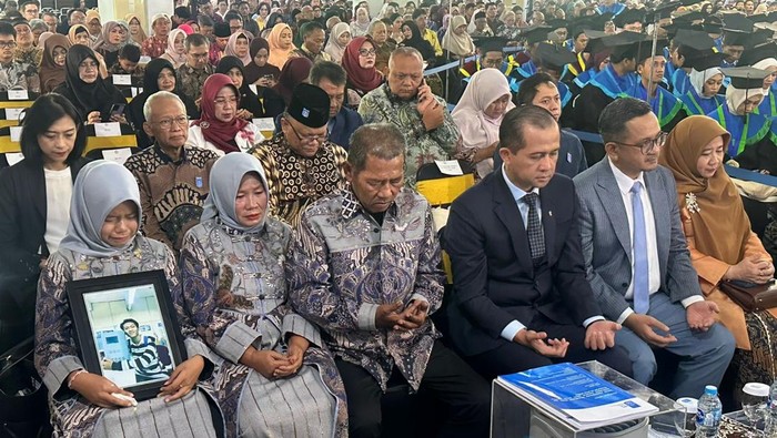 Orang tua almarhum Abdul Rohid hadiri wisuda di ITS