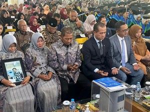 Momen Haru Wisuda ITS Kenang Abdul Rohid yang Meninggal Saat Ekspedisi Patriot