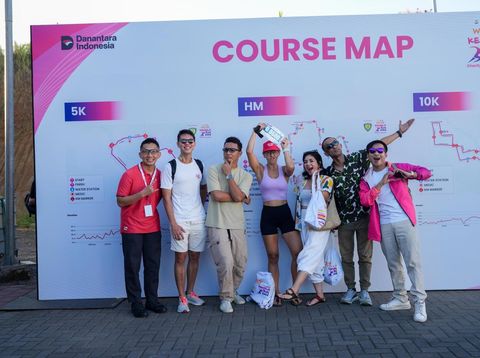 Para peserta Kemala Run 2026 begitu antusias mengambil race pack hingga berfoto di backdrop rute lari, Sabtu (18/4/2026) Para peserta Kemala Run 2026 begitu antusias mengambil race pack hingga berfoto di backdrop rute lari, Sabtu (18/4/2026)