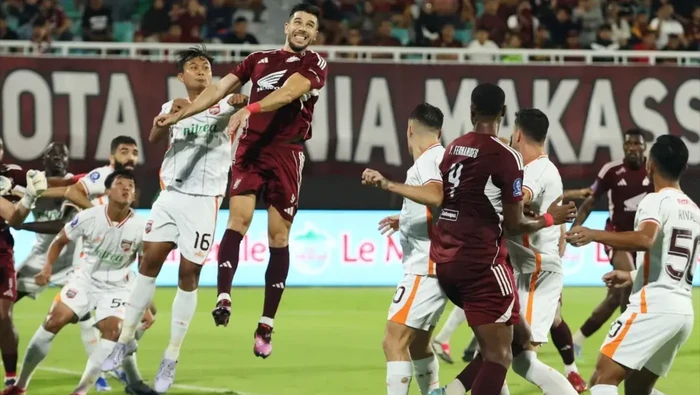 Pemain PSM Makassar Dusan Lagator berduel udara dengan pemain Borneo FC dalam laga Super League di Stadion Gelora BJ Habibie.