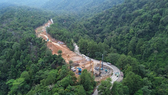 Foto udara kawasan proyek pembangunan jalan layang Sitinjau Lauik di Padang, Sumatera Barat, Kamis (16/4/2026). Pengerjaan jalan layang Sitinjau Lauik yang terhambat karena proses pembebasan lahan kini sudah bisa dilanjutkan setelah Pengadilan Negeri Padang mengeksekusi lahan seluas 22.942 meter persegi untuk lokasi pembangunan. ANTARA FOTO/Fitra Yogi/agr