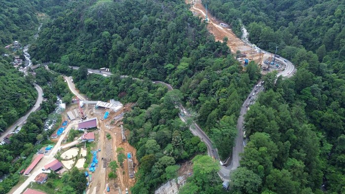 Foto udara kawasan proyek pembangunan jalan layang Sitinjau Lauik di Padang, Sumatera Barat, Kamis (16/4/2026). Pengerjaan jalan layang Sitinjau Lauik yang terhambat karena proses pembebasan lahan kini sudah bisa dilanjutkan setelah Pengadilan Negeri Padang mengeksekusi lahan seluas 22.942 meter persegi untuk lokasi pembangunan. ANTARA FOTO/Fitra Yogi/agr