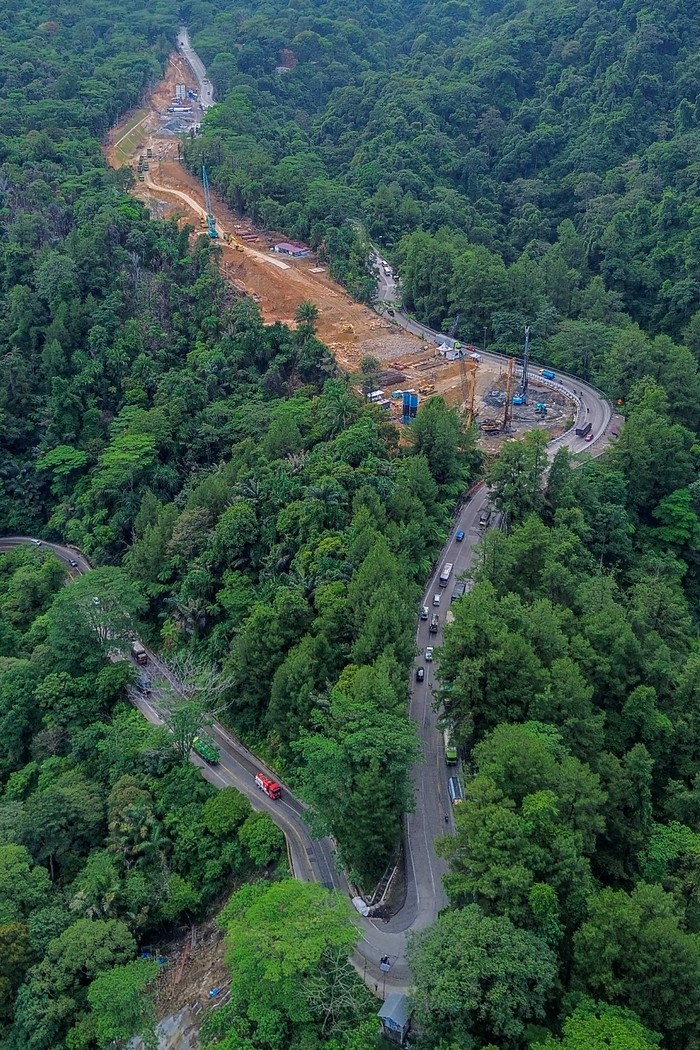 Foto udara kawasan proyek pembangunan jalan layang Sitinjau Lauik di Padang, Sumatera Barat, Kamis (16/4/2026). Pengerjaan jalan layang Sitinjau Lauik yang terhambat karena proses pembebasan lahan kini sudah bisa dilanjutkan setelah Pengadilan Negeri Padang mengeksekusi lahan seluas 22.942 meter persegi untuk lokasi pembangunan. ANTARA FOTO/Fitra Yogi/agr