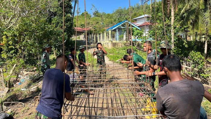 Prajurit TNI mengebut pembangunan Jembatan Perintis Garuda di Desa Reje Payung, Kecamatan Linge, Aceh Tengah