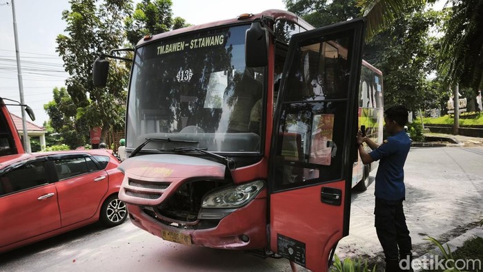 Penampakan BTR Trans Jateng usai terbakar di Jalan Letjen S Parman di Kecamatan Gajahmungkur, Kota Semarang, Sabtu (18/4/2026).