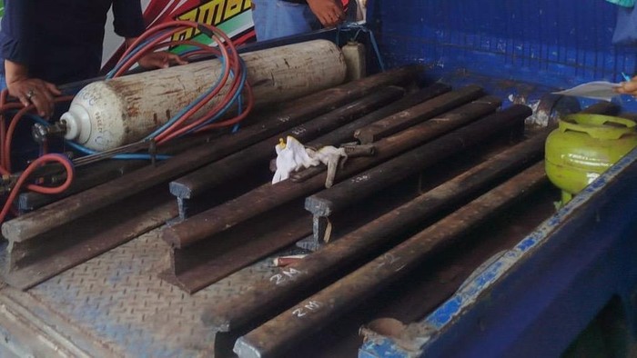 Barang bukti rel bekas yang diamankan dalam kasus pencurian di Kecamatan Gatak, Kabupaten Sukoharjo, Sabtu (18/4/2026).