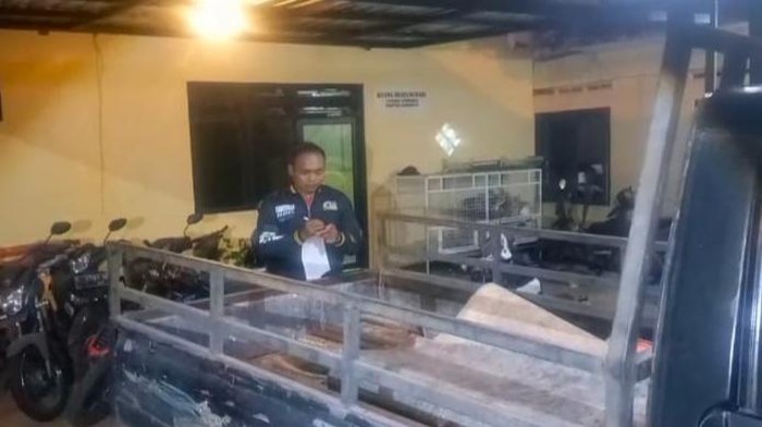 Barang bukti rel bekas yang dicuri komplotan maling di emplasemen Stasiun Curah Malang, Jombang