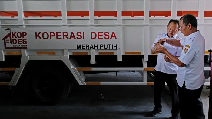 Perangkat desa memeriksa kelengkapan surat kendaraan truk saat penyerahan truk dan kendaraan roda tiga di Gedung Koperasi Desa Merah Putih (KDMP) Badran, Kranggan, Temanggung, Jawa Tengah, Rabu (15/4/2026). Sebanyak 40 unit truk dan  20 unit  kendaraan roda tiga diserahkan ke pengurus KDMP untuk digunakan  sebagai sarana operasional.  ANTARA FOTO/Anis Efizudin/nz