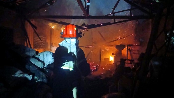 Petugas Damkar Ciamis sedang memadamkan api yang membakar pabrik penggilingan padi.