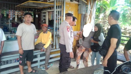 Petugas gagalkan aksi seorang perempuan di Mataram yang diduga hendak bunuh diri di jembatan, Sabtu (18/4/2026). (Foto : Dok Polresta Mataram).