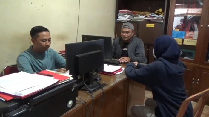 Polisi saat meminta keterangan terhadap VM di Mapolsek Sumedang Utara.