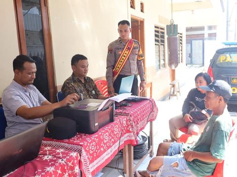 Polres Sukoharjo jemput bola bantu urus dokumen warga terdampak banjir (dok.istimewa)
