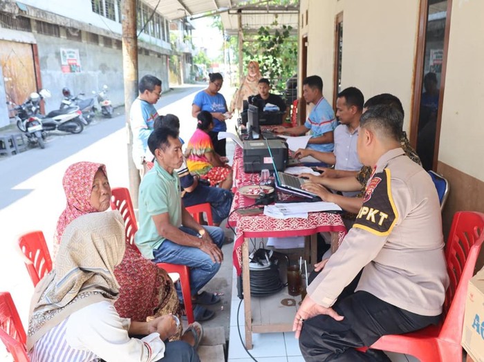 Polres Sukoharjo jemput bola bantu urus dokumen warga terdampak banjir (dok.istimewa)
