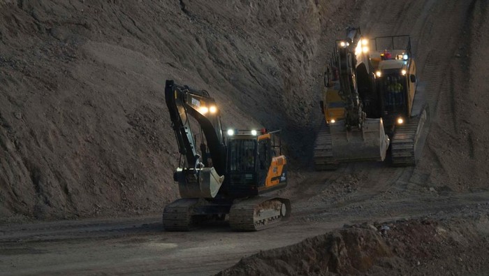 PT Merdeka Gold Resources Tbk (IDX: EMAS) (Perseroan), mengumumkan hasil pengeboran potensi mineralisasi emas baru di prospek Kolokoa, yang berlokasi berdekatan dengan area konsesi Tambang Emas Pani di Kecamatan Marisa, Kabupaten Pohuwato, Provinsi G