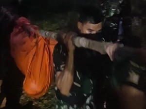 Momen 6,5 Jam Ratusan Prajurit TNI Evakuasi 8 Korban Heli Jatuh di Kalbar