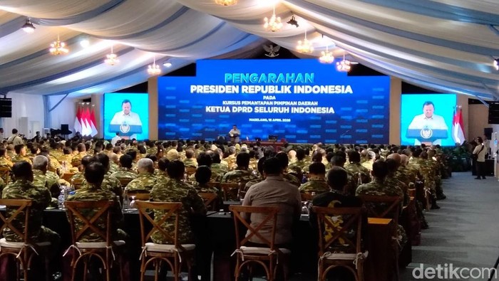 Presiden Prabowo Subianto memberikan pengarahan di retret Ketua DPRD se-Indonesia di Akmil Magelang, Sabtu (18/4/2026).