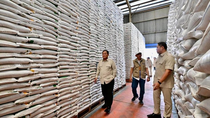 Presiden Prabowo Subianto sidak gudang Bulog di Magelang
