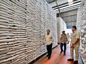 Prabowo Cek Gudang Bulog di Magelang, Pastikan Stok Beras dan Distribusi Aman