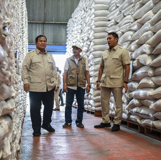 Prabowo Sidak Gudang Bulog di Magelang, Pastikan Stok Beras Aman