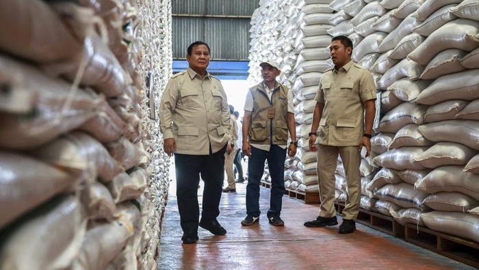 Presiden Prabowo Subianto (kiri) didampingi Wakil Menteri Pertanian Sudaryono (kanan) dan Kepala Gudang Bulog Danurejo Adi Nugrahanto (tengah) melakukan inspeksi mendadak (sidak) ke Kompleks Gudang Bulog Danurejo di Kabupaten Magelang, Jawa Tengah, Sabtu (18/4/2026). Presiden Prabowo melakukan sidak ke Gudang Bulog Danurejo dengan total kapasitas mencapai 7.000 ton tersebut untuk mengecek kondisi cadangan pangan nasional dan memastikan stok beras aman serta siap disalurkan kepada masyarakat. ANTARA FOTO/HO/BAKOM RI/gp/bar