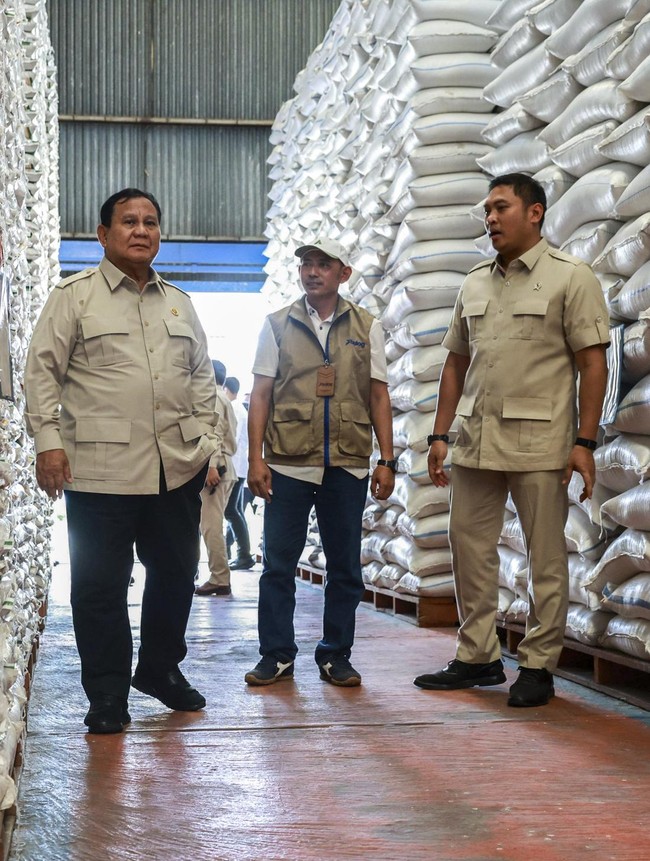 Prabowo Sidak Gudang Bulog di Magelang, Pastikan Stok Beras Aman
