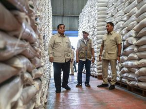 Prabowo Sidak Gudang Bulog di Magelang, Pastikan Stok Beras Aman