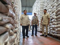 Prabowo Sidak Gudang Bulog di Magelang, Pastikan Stok Beras Aman