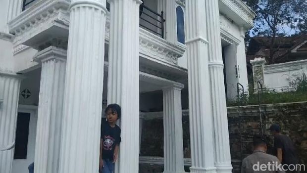 Rumah 'palsu' mewah budget Rp50 juta karya guru di Majalengka Rumah 'palsu' mewah budget Rp50 juta karya guru di Majalengka