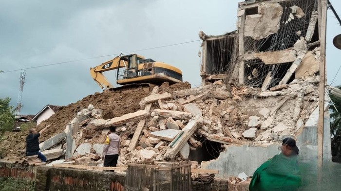 Rumah warga di Pringsewu rusak akibat pembongkaran sarang walet