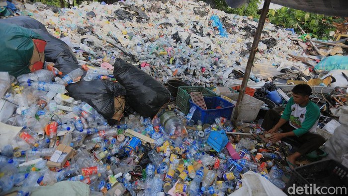 Para pekerja memilah sampah plastik di tengah lapak barang bekas di daerah Pancoran, Jakarta, Sabtu (18/4/2026).