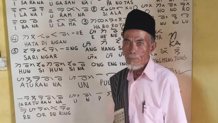 Saut Nainggolan, pelestari aksara Batak Toba lewat media sosial. (Dok Saut Nainggolan)