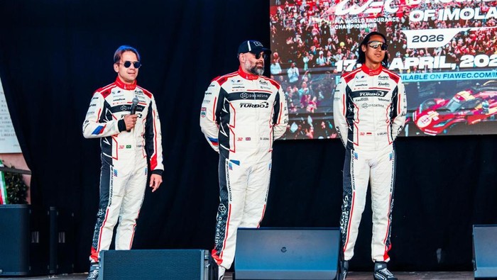 Sean Gelael dan dua rekan setimnya di Team WRT 50.