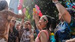 Serunya Warga Main Basah-basahan Songkran di Kedubes Thailand