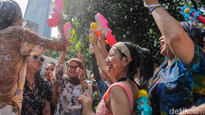 Antusias warga mengikuti tradisi basah-basahan dalam perayaan Songkran Festival di Kedutaan Besar Thailand, Jakarta, Sabtu (18/4/2026). Acara ini menjadi magnet bagi masyarakat yang ingin merasakan suasana khas Tahun Baru Thailand.