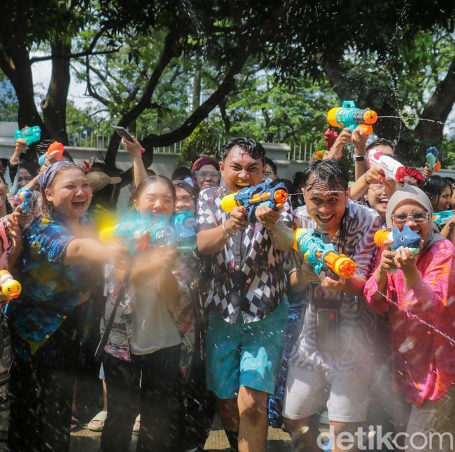 Serunya Warga Main Basah-basahan Songkran di Kedubes Thailand