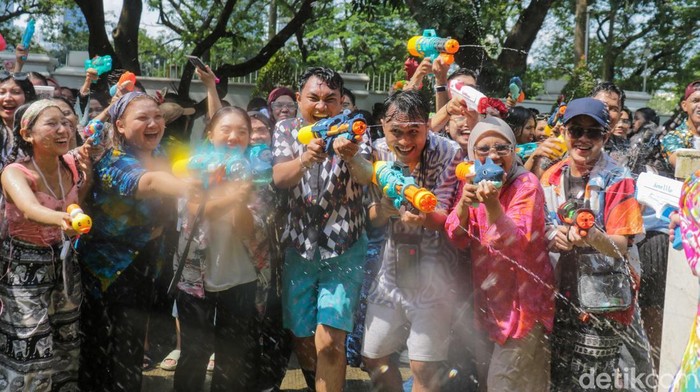 Antusias warga mengikuti tradisi basah-basahan dalam perayaan Songkran Festival di Kedutaan Besar Thailand, Jakarta, Sabtu (18/4/2026). Acara ini menjadi magnet bagi masyarakat yang ingin merasakan suasana khas Tahun Baru Thailand.