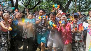 Serunya Warga Main Basah-basahan Songkran di Kedubes Thailand