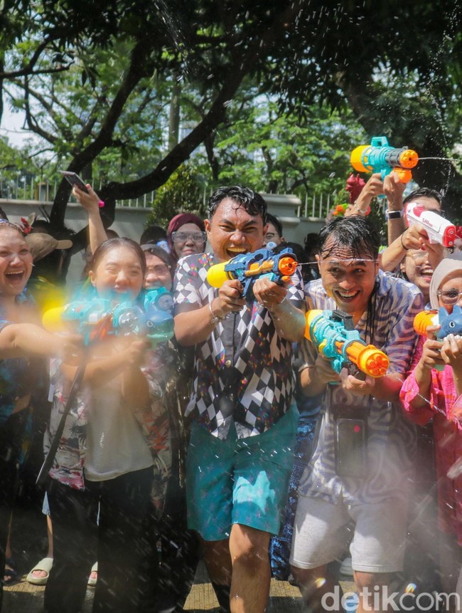 Serunya Warga Main Basah-basahan Songkran di Kedubes Thailand